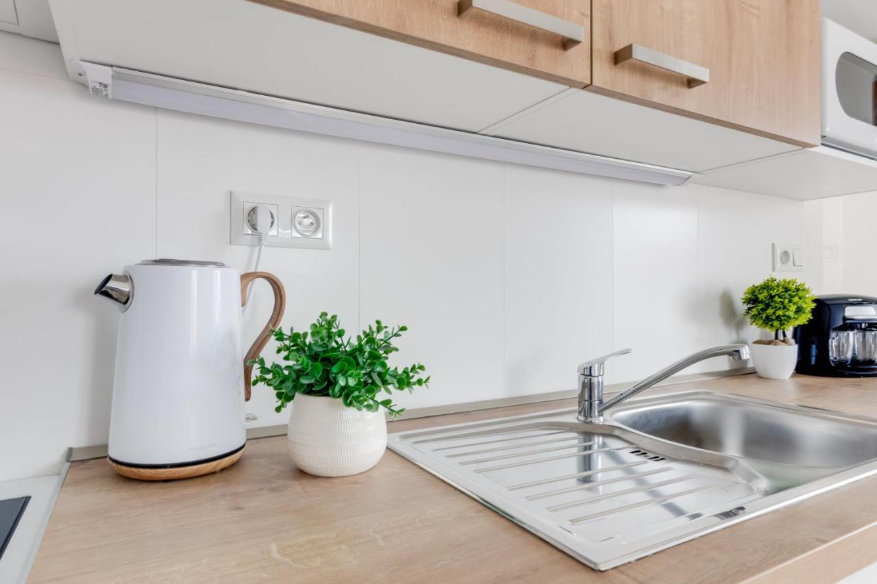 Modern, Bright And Spacious Apartment プラハ エクステリア 写真