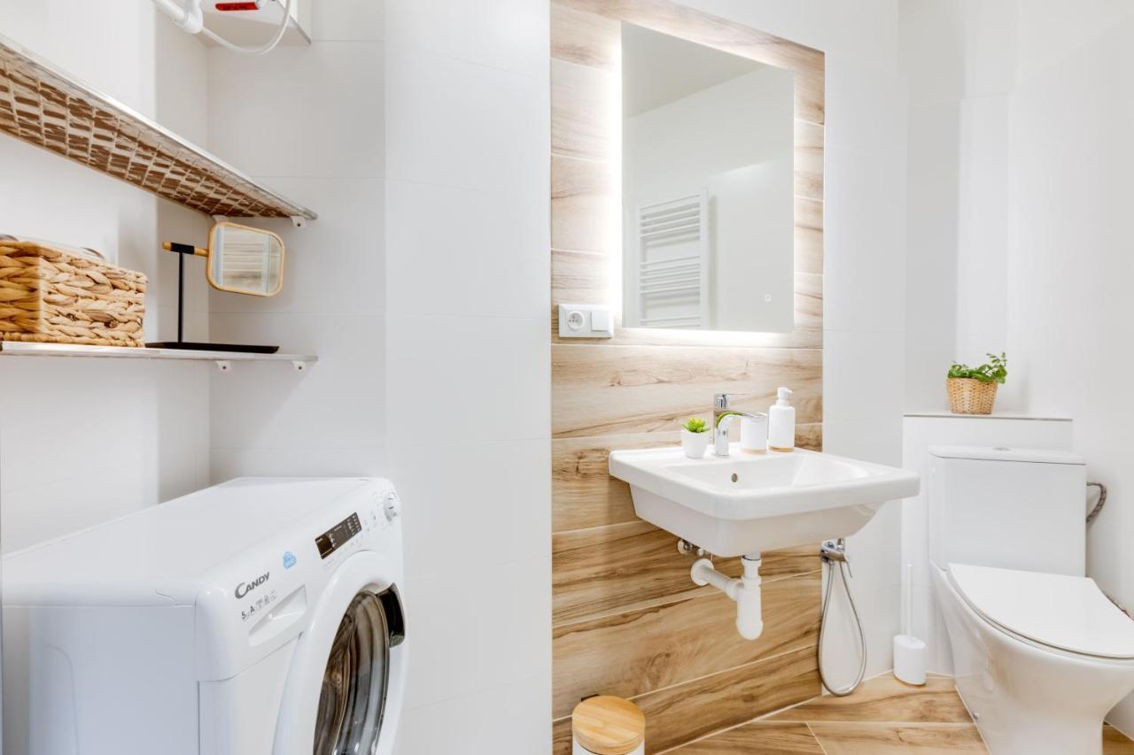 Modern, Bright And Spacious Apartment プラハ エクステリア 写真