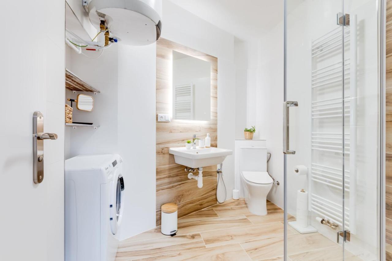 Modern, Bright And Spacious Apartment プラハ エクステリア 写真