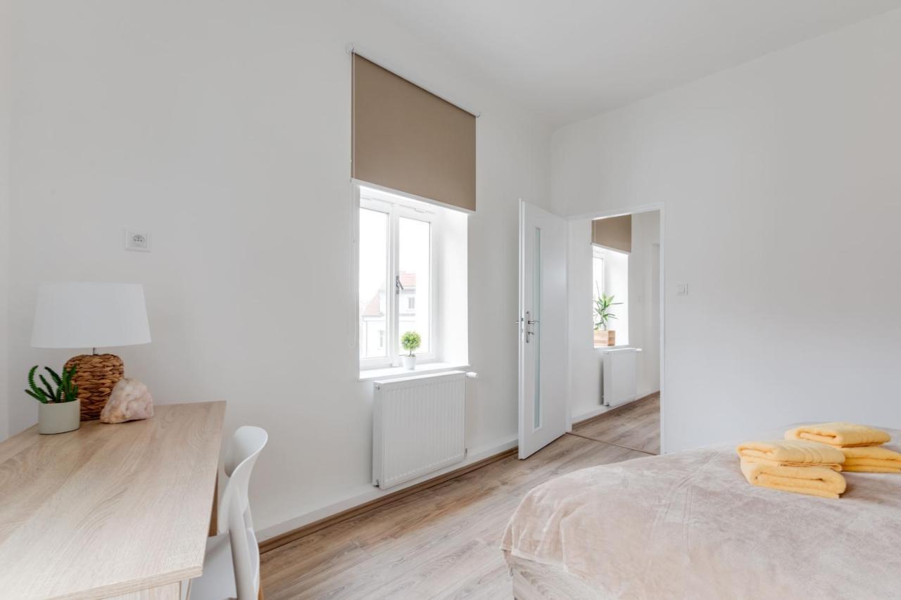 Modern, Bright And Spacious Apartment プラハ エクステリア 写真
