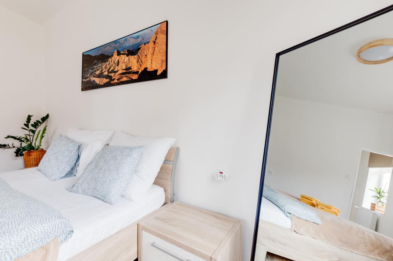 Modern, Bright And Spacious Apartment プラハ エクステリア 写真