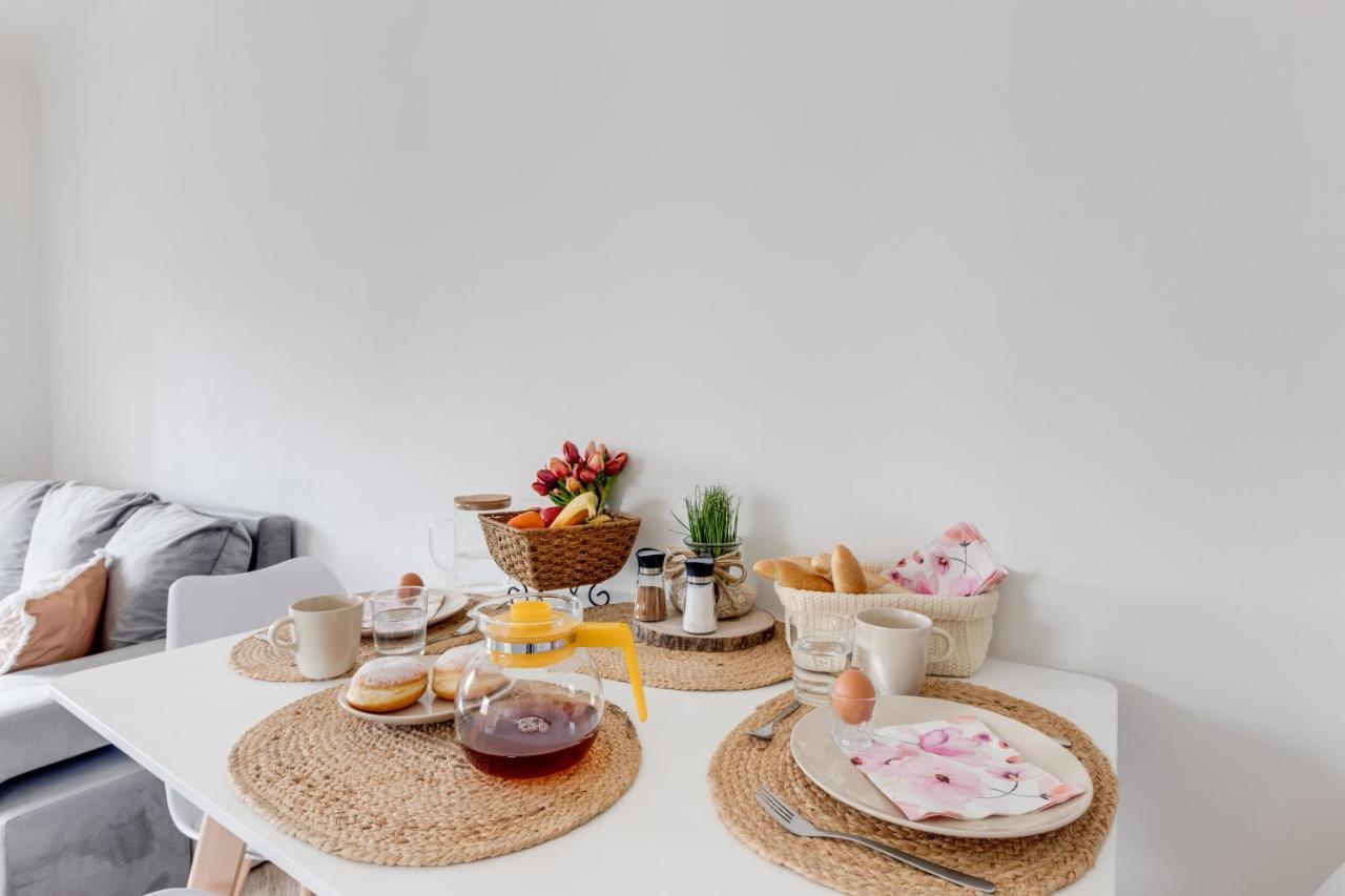 Modern, Bright And Spacious Apartment プラハ エクステリア 写真