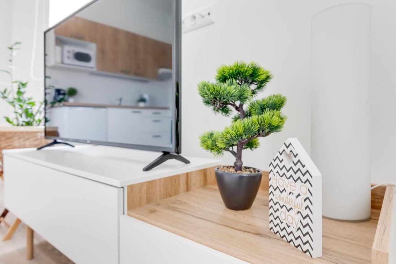 Modern, Bright And Spacious Apartment プラハ エクステリア 写真