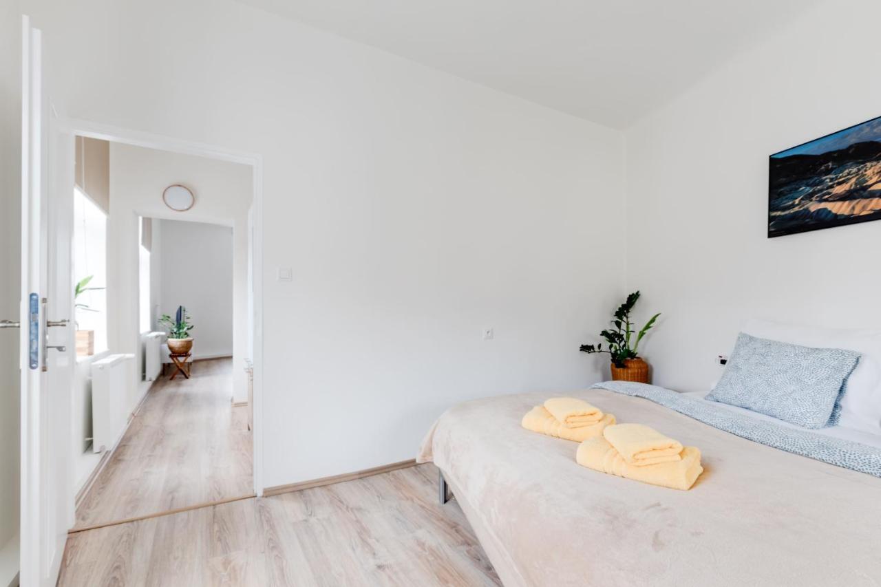 Modern, Bright And Spacious Apartment プラハ エクステリア 写真