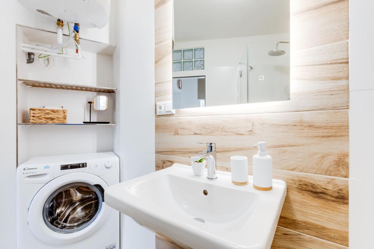 Modern, Bright And Spacious Apartment プラハ エクステリア 写真