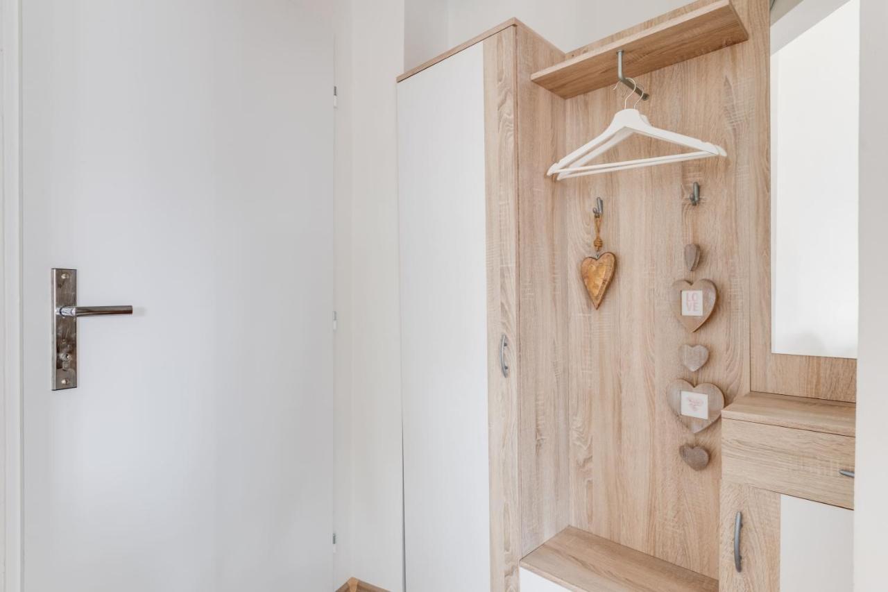 Modern, Bright And Spacious Apartment プラハ エクステリア 写真