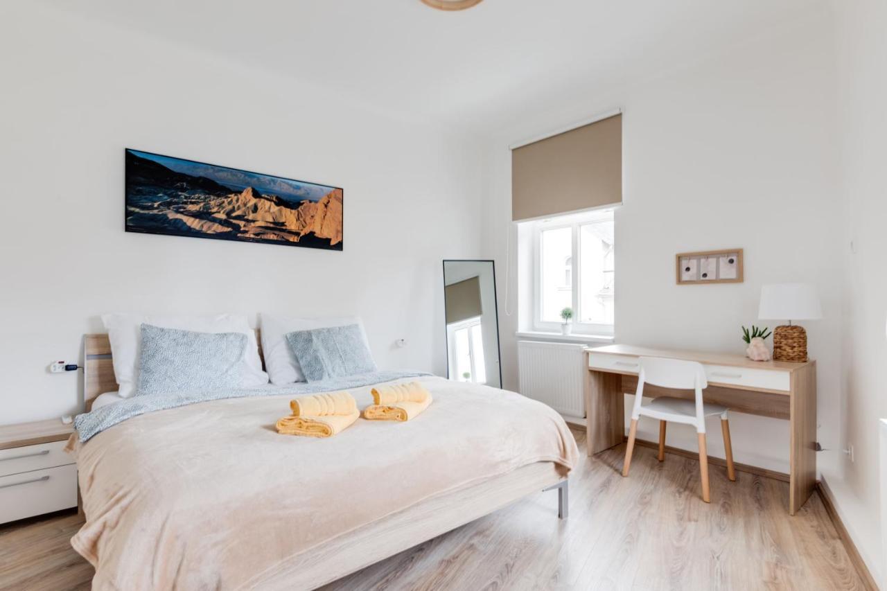 Modern, Bright And Spacious Apartment プラハ エクステリア 写真